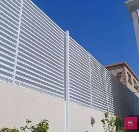 ساتر بشرائح معدنية بيضاء أفقية مثبت أعلى سور منزل