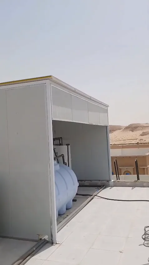 وحدة جاهزة من ألواح الساندوتش بانل بلون فاتح على سطح مبنى