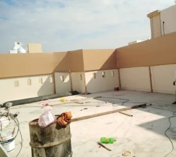 جدار من ألواح الساندوتش بانل يفصل جزءًا من سطح منزل أثناء العمل