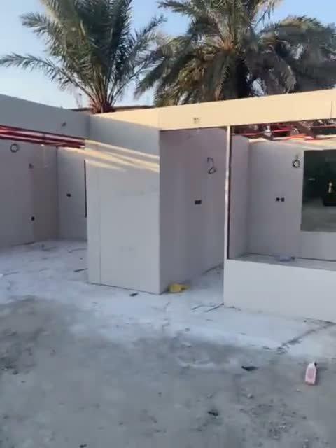 تنفيذ جدران تقسيم على سطح مبنى باستخدام ألواح معزولة.