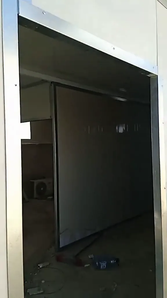غرفة داخلية من ألواح الساندوتش بانل قبل تنفيذ الأرضية والتشطيب النهائي