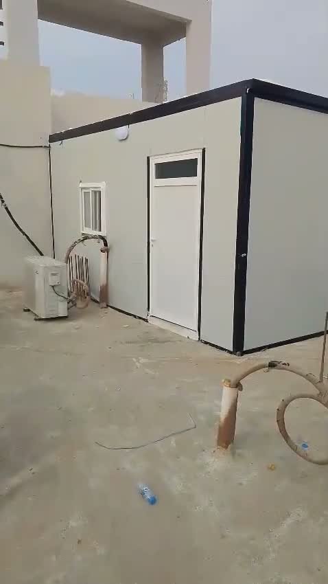 جولة داخل وحدة ساندوتش بانل تُظهر الجدران والسقف والفتحات بعد التركيب.