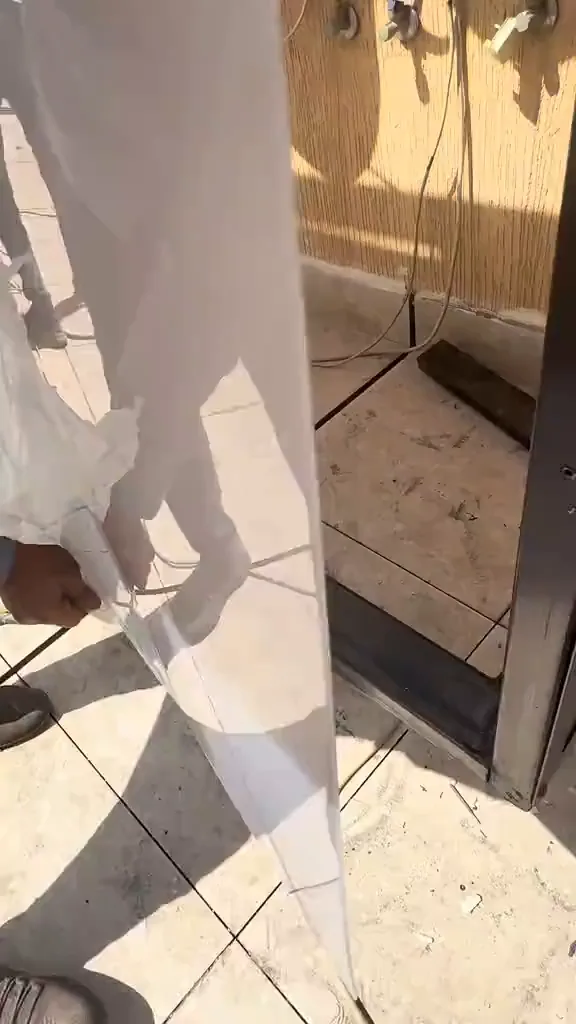 عاملان يحملان لوح ساندوتش بانل أبيض لوضعه في مكانه على الجدار